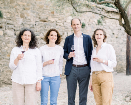 L'équipe de la famille d'Exéa est propriétaire du domaine depuis 1803. Au fil des générations, les membres de la famille ont contribué à faire du domaine un fleuron de la viticulture française.